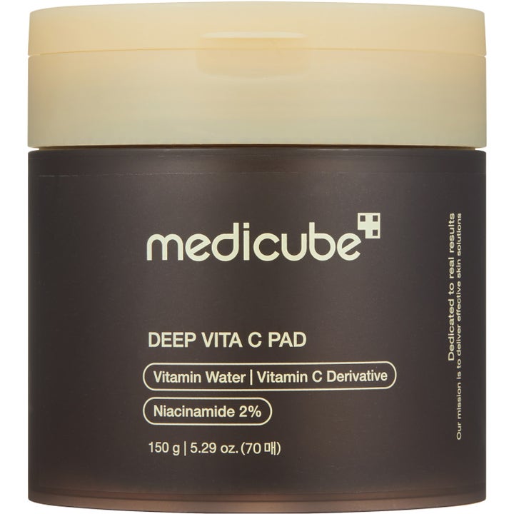 Medicube Deep Vita C Pad 150 g glødgivende ansigtspads i mørkebrun krukke med lyst gult låg der giver jævn hud