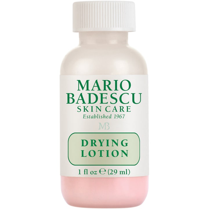 Mario Badescu Drying Lotion 29 ml mod urenheder er en målrettet behandling i klar glasflaske med lyserødt bundfald.