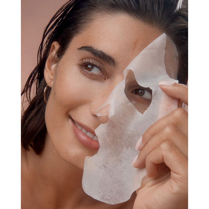 NIVEA Q10 Energy Sheet Mask 1 stk energigivende ansigtsmaske som en kvinde holder op mod sit ansigt