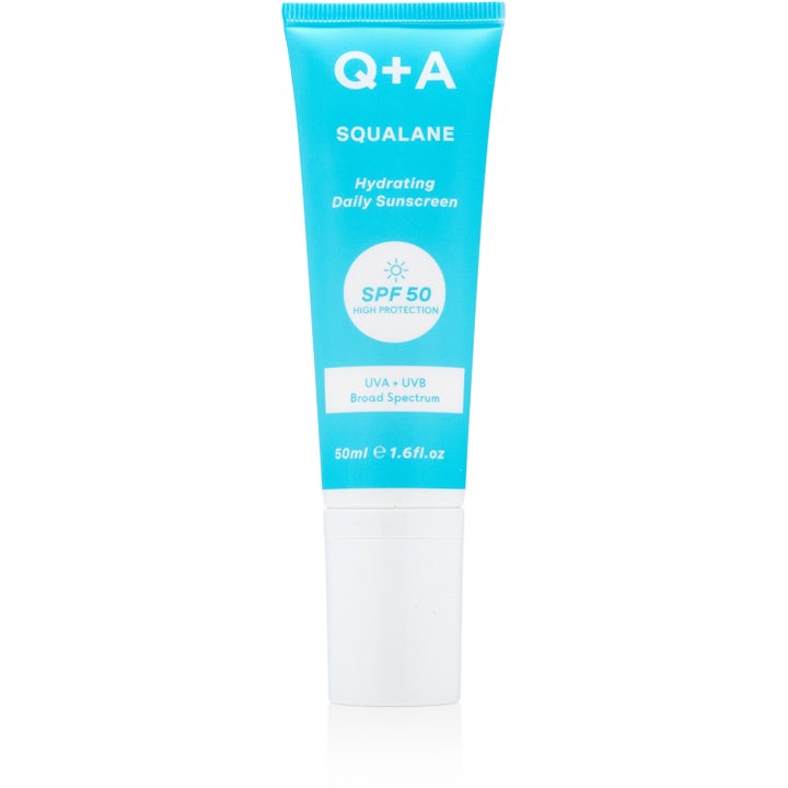 Q+A Squalane Hydrating Daily Sunscreen 50ml fugtgivende solcreme i lyseblå tube med hvidt låg giver høj SPF 50 beskyttelse
