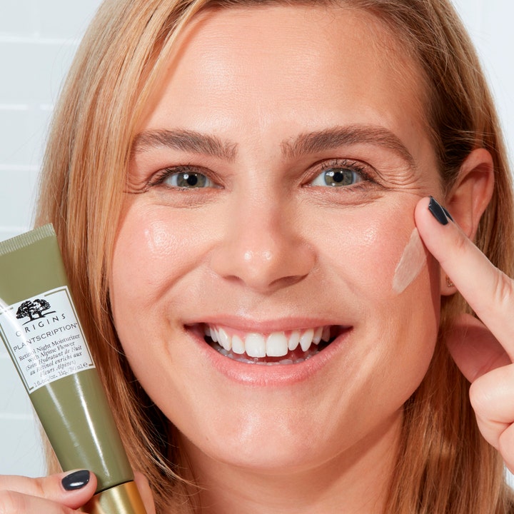 Origins Plantscription Retinol Night Moisturizer 30 ml udglattende natcreme påføres af kvinde fra grøn tube