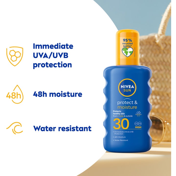 NIVEA Protect & Moisture Sun Spray 200 ml SPF 30 solcreme giver fugt i blå flaske ved strandtaske og solbriller.