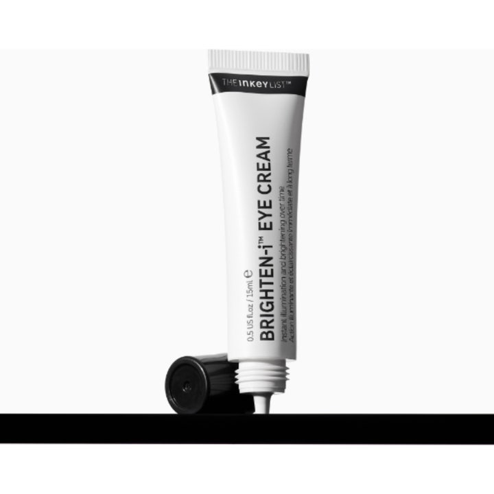 The INKEY List Brighten-i Eye Cream 15 ml øjencreme mod mørke rande i hvid tube med sort låg ved siden af