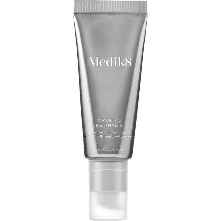 Medik8 Crystal Retinal 3 30ml fornyende natserum i en metallisk sølvfarvet tube med gennemsigtig hætte.