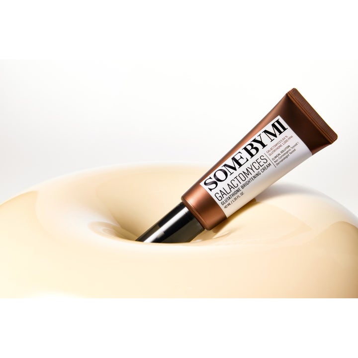 Some By Mi Galactomyces Glutathione Brightening Cream 40 ml lysnende dagcreme i brun tube i en blød cremet tekstur.