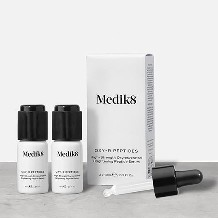 Medik8 Oxi-R Peptides 2 x 10 ml serum til ansigtet med hvide flasker, hvid emballage og en løs pipette.