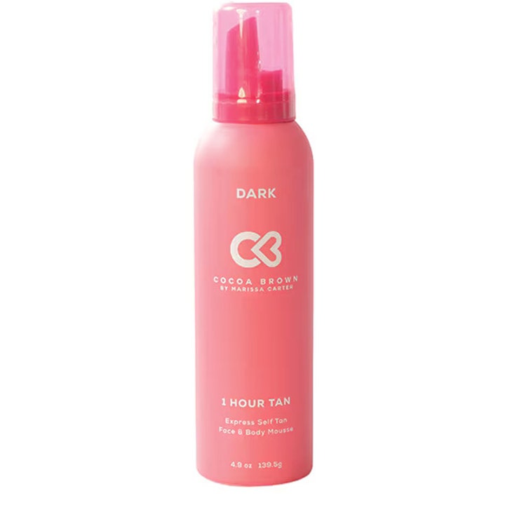 Cocoa Brown 1 Hour Tan Dark 139,5g selvbruner mousse giver hurtig glød i en ikonisk lyserød flaske.