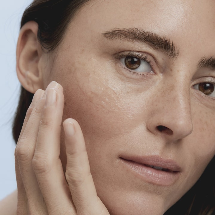 RMS Beauty Kakadu Clean Cleansing Gel 100 ml påføres på huden for en opfriskende og rensende effekt