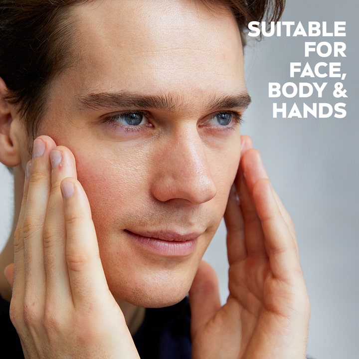 NIVEA Men creme 150 ml fugtgivende hudpleje viser mand der rører sit ansigt og teksten Suitable for face, body & hands