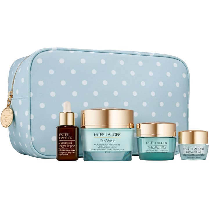 Estée Lauder DayWear Skincare Set med fugtgivende cremer og serum foran en lyseblå prikket kosmetikpung