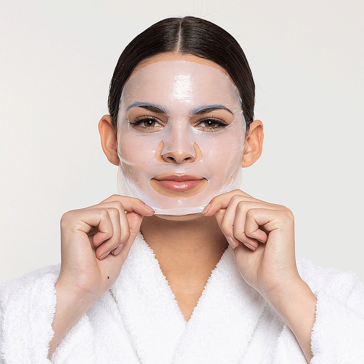 Starskin Close Up Firming Bio-Cellulose Face Mask 40 g opstrammende ansigtsmaske påført af kvinde i hvid badekåbe