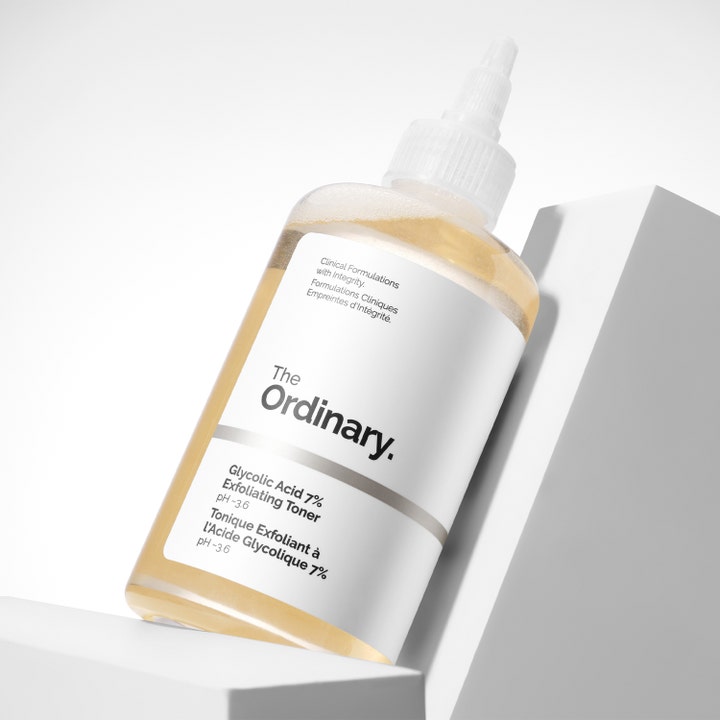 The Ordinary Glycolic Acid 7% Exfoliating Toner 240 ml eksfolierende toner i klar plastflaske med gul væske