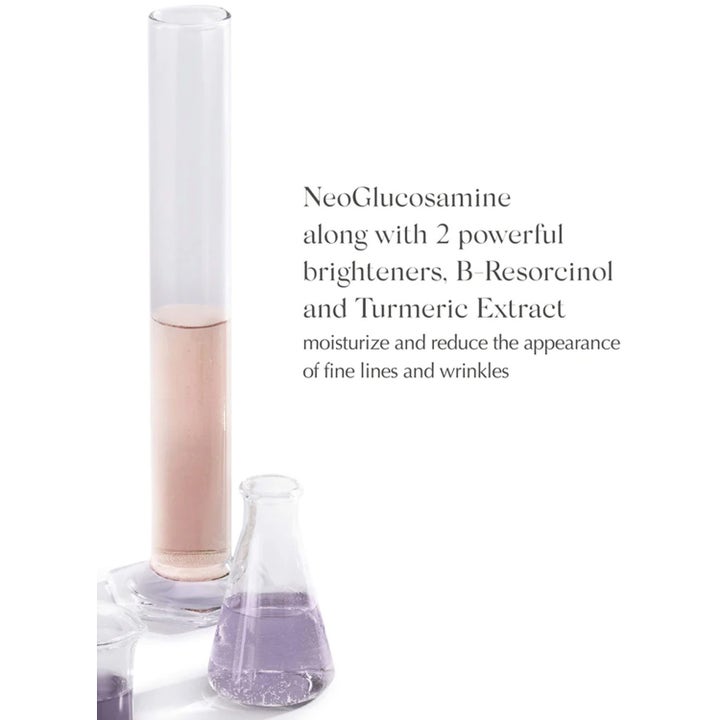 Exuviance Daily Corrector SPF35 40 g solcreme til ansigtet med NeoGlucosamine vist med laboratorieglas