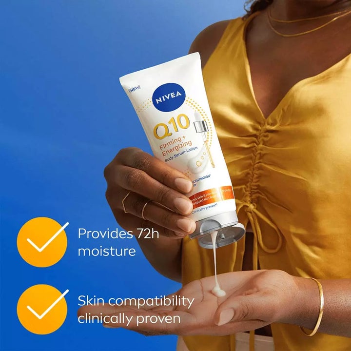 NIVEA Body Serum Lotion Q10 Firming Energizing 200 ml opstrammende hudpleje med hvid creme der presses ud i hånden