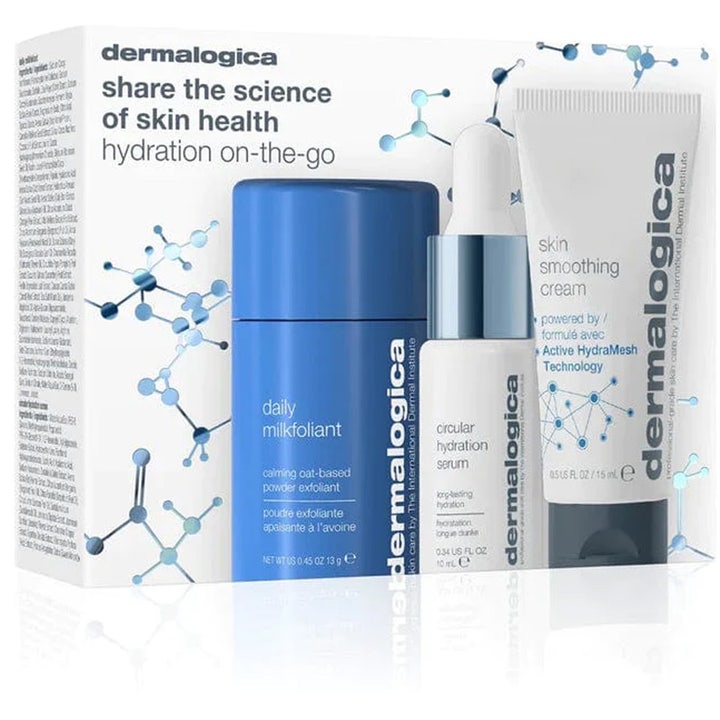 Dermalogica Hydration On-the-go 3 dele fugtgivende hudplejesæt med blå flaske hvid tube og serumflaske i hvid æske