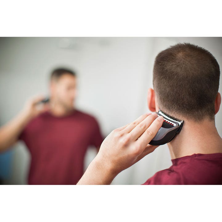 Remington QuickCut Hairclipper HC4250 1 stk hårtrimmer i brug på nakken foran et spejl