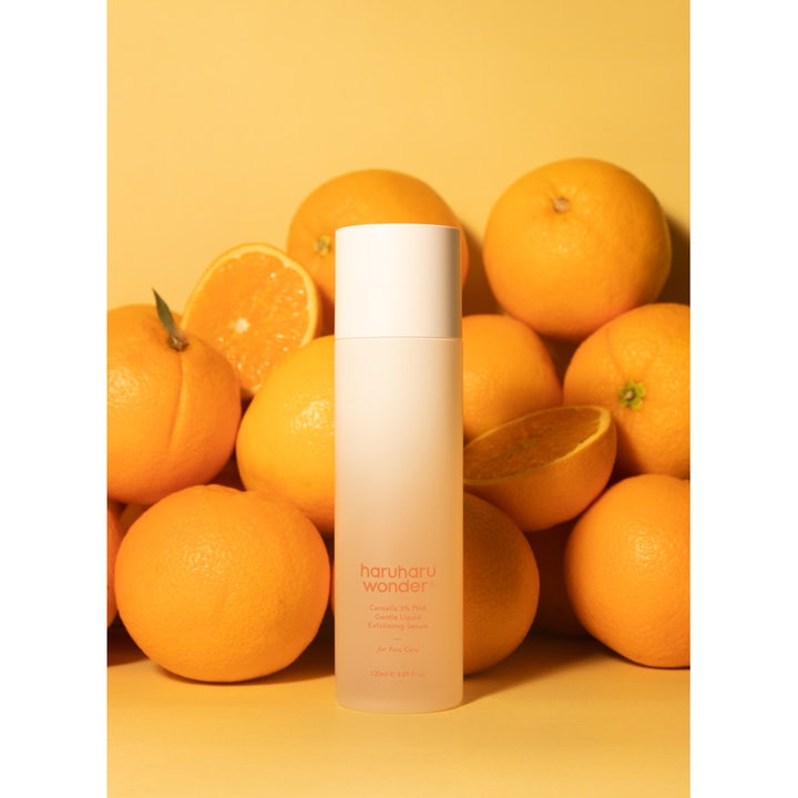 haruharu wonder Centella 3% PHA Gentle Liquid Exfoliating Serum 120 ml eksfolierende serum i frostet flaske blandt appelsiner