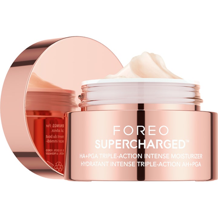 FOREO SUPERCHARGED HA PGA 50 ml intens fugtgivende ansigtscreme i rosaguld krukke med cremet lyserød tekstur