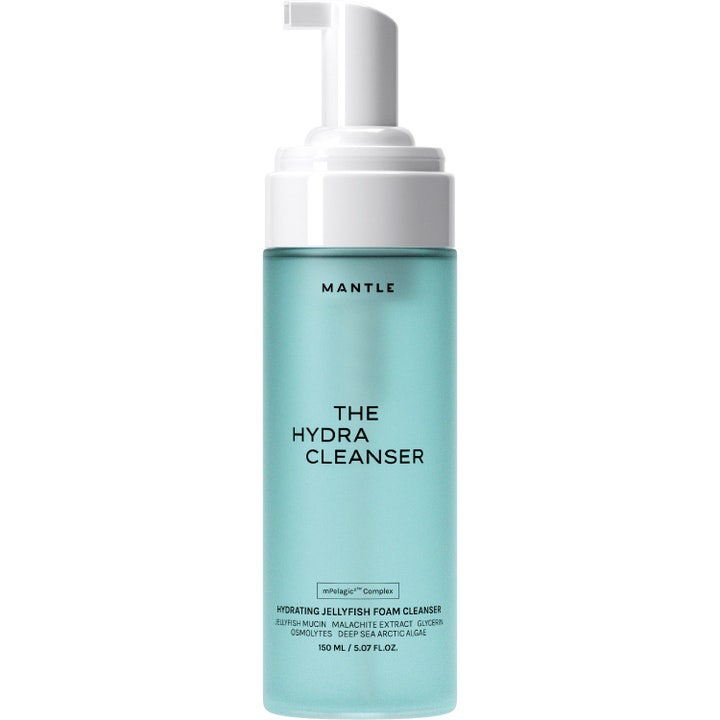 MANTLE The Hydra Cleanser 150 ml fugtgivende ansigtsrens i lyseblå flaske med hvid skumpumpe