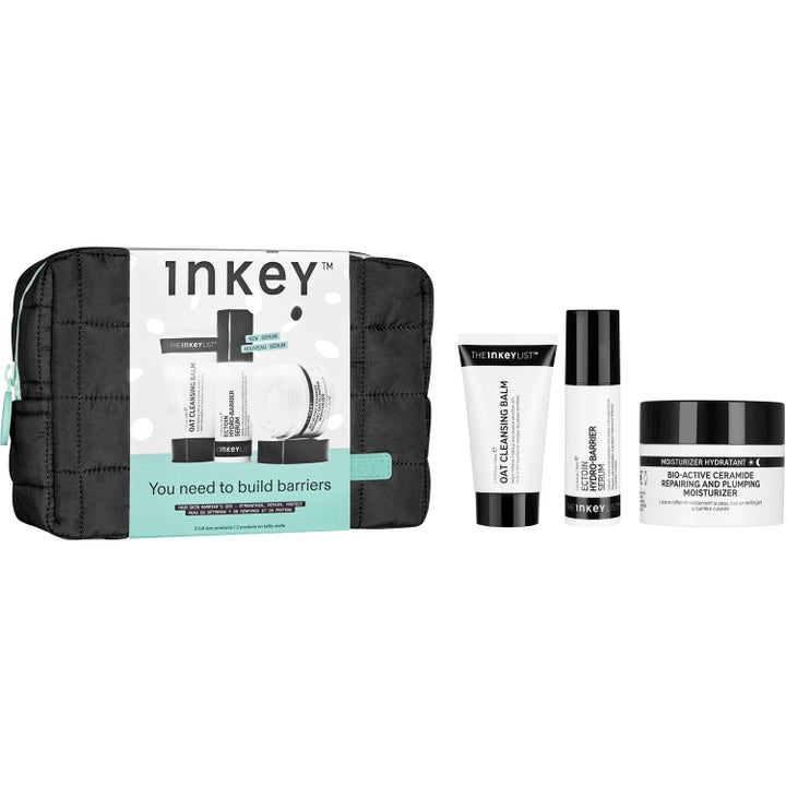 The INKEY List Build Barriers Set 3 dele styrker hudbarrieren med rens, serum og creme ved sort quiltet taske.