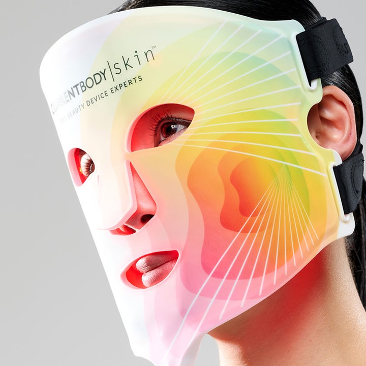 Currentbody Skin LED 4-in-1 Mask ansigtsmaske med farverigt mønster der giver glød og reducerer rynker