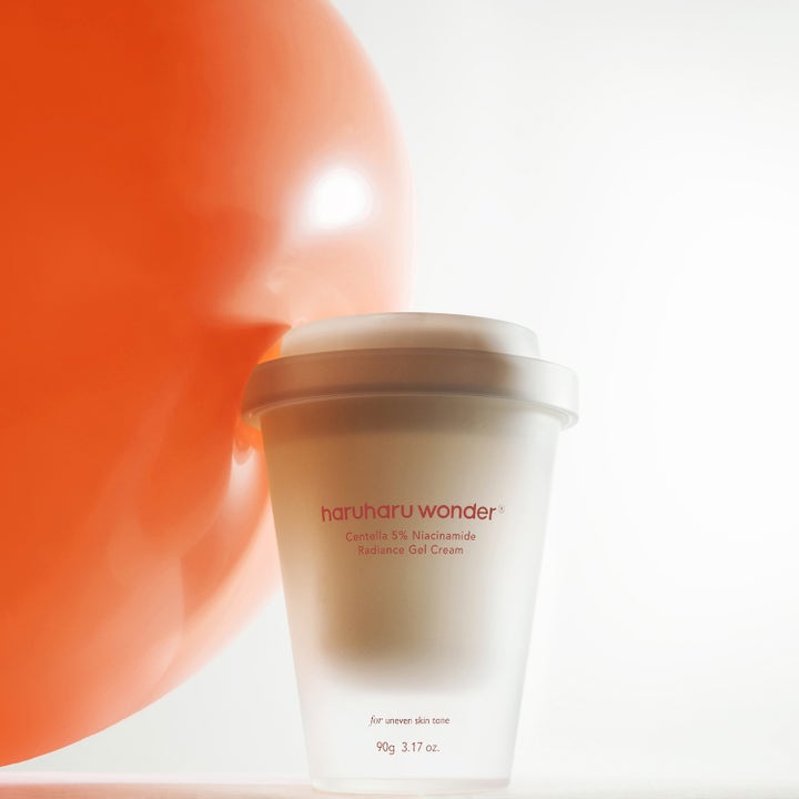 haruharu wonder Centella 5% Niacinamide Radiance Gel Cream 90 g mod ujævn hudtone i hvid krukke ved en orange ballon