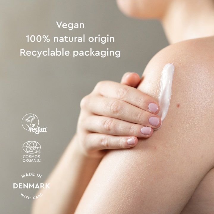 Urtekram Body Lotion Soothing Lavender 245 ml beroligende kropspleje viser hvid creme på hud med vegansk certificering.