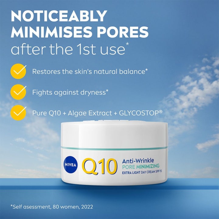 NIVEA Q10 Power Pore Minimising Day Cream 50 ml poreformindskende dagcreme i hvid krukke mod en blå himmel.