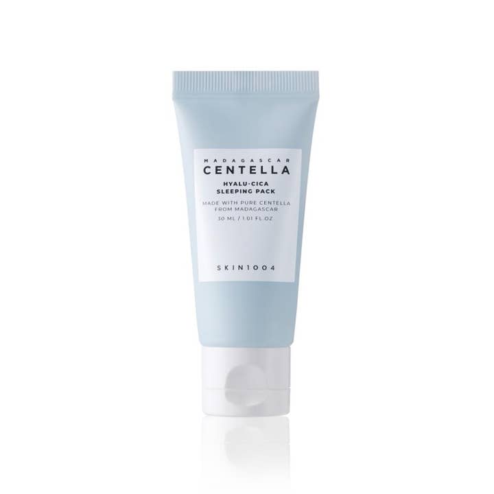 SKIN1004 Madagascar Centella Hyalu-Cica Sleeping Pack 30 ml beroligende natmaske i lyseblå tube