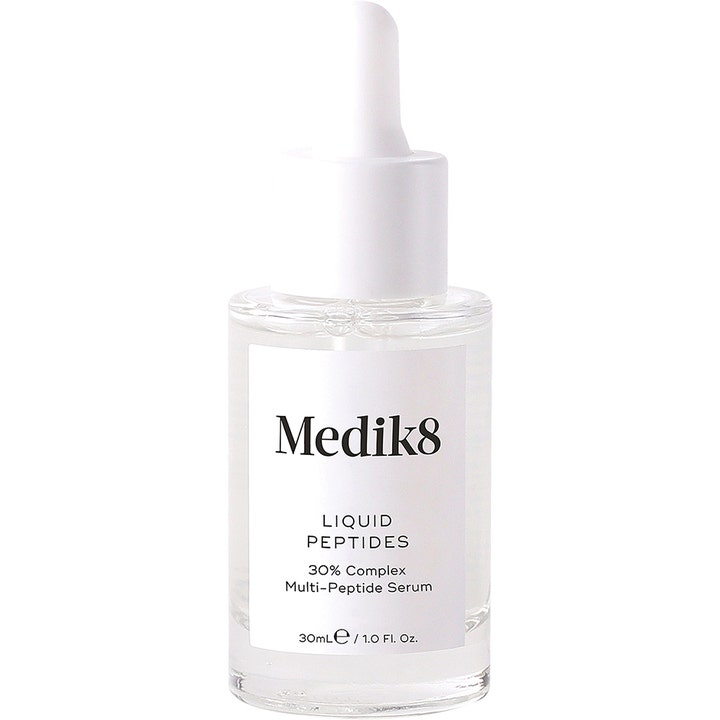 Medik8 Liquid Peptides 30 ml opstrammende ansigtsserum i klar glasflaske med hvid etiket og hvid pipette