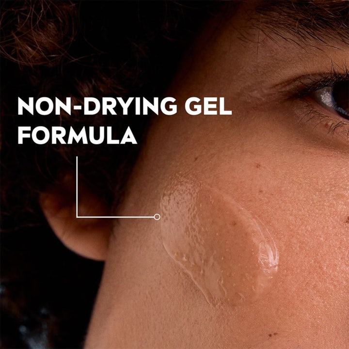 NIVEA MEN Sensitive Face Wash 100 ml beroligende ansigtsrens mod hudirritation med tørrede kamilleblomster.