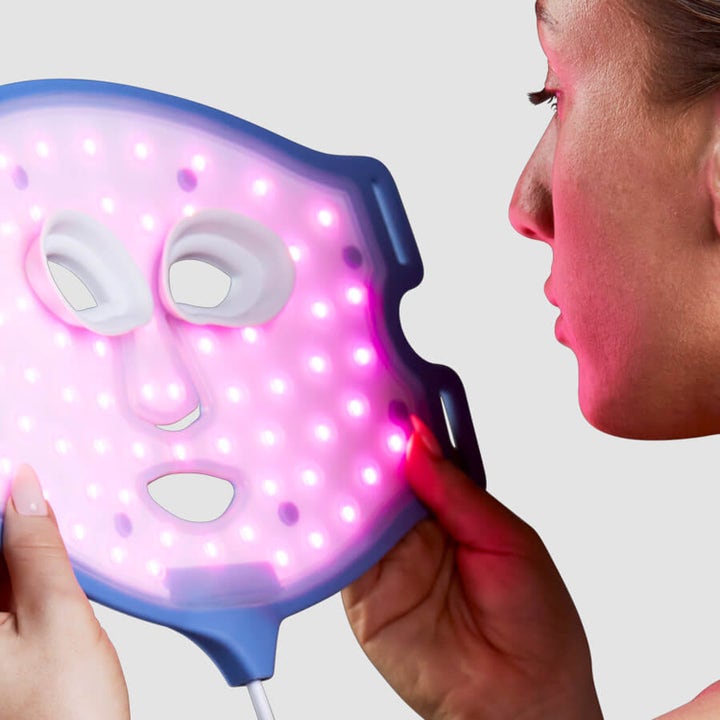Currentbody Skin Anti-Blemish LED Face Mask mod uren hud blå lysterapimaske med lysende lyserøde dioder i brug