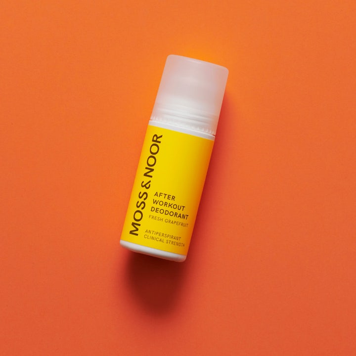 Moss & Noor After Workout Deodorant 60 ml antiperspirant med frisk grapefrugt i gul emballage på orange baggrund.