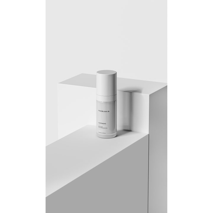 Niche Beauty Lab Theramid A-Retinyl Retinoate 30 ml anti-aging serum i hvid pumpeflaske på geometriske blokke