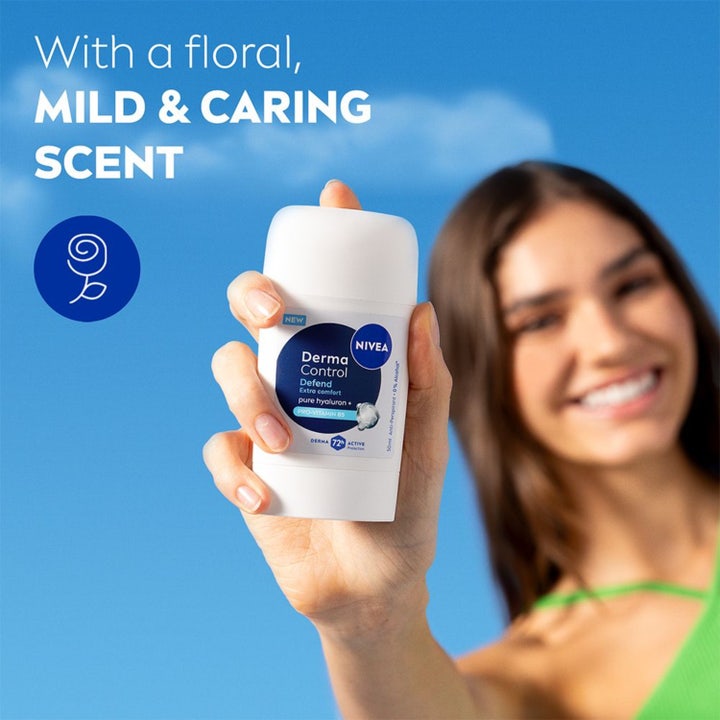 NIVEA Derma Control Defend Deo Stick 50 ml deodorant for sund hud vist med kvinde med armen løftet