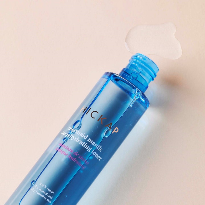 Hickap Mermaid Mantle Deep Hydrating Toner 150 ml fugtgivende toner i blå gennemsigtig flaske med klar flydende dråbe.