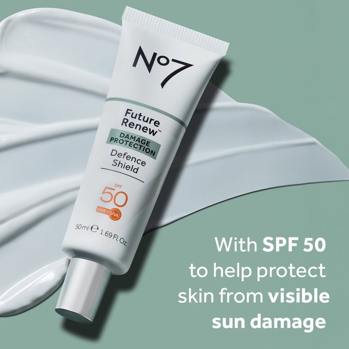 No7 Future Renew Defence Shield SPF50 50 ml solcreme mod solskader hvid tube med sølvlåg på cremet hvid tekstur