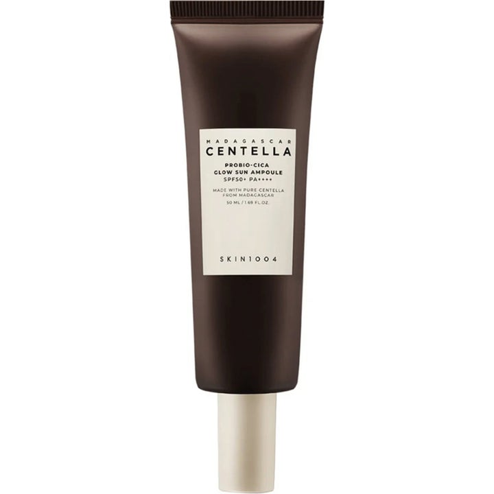 SKIN1004 Madagascar Centella Probio-Cica Glow Sun Ampoule 50 ml giver glød i mørkebrun tube med hvid etiket