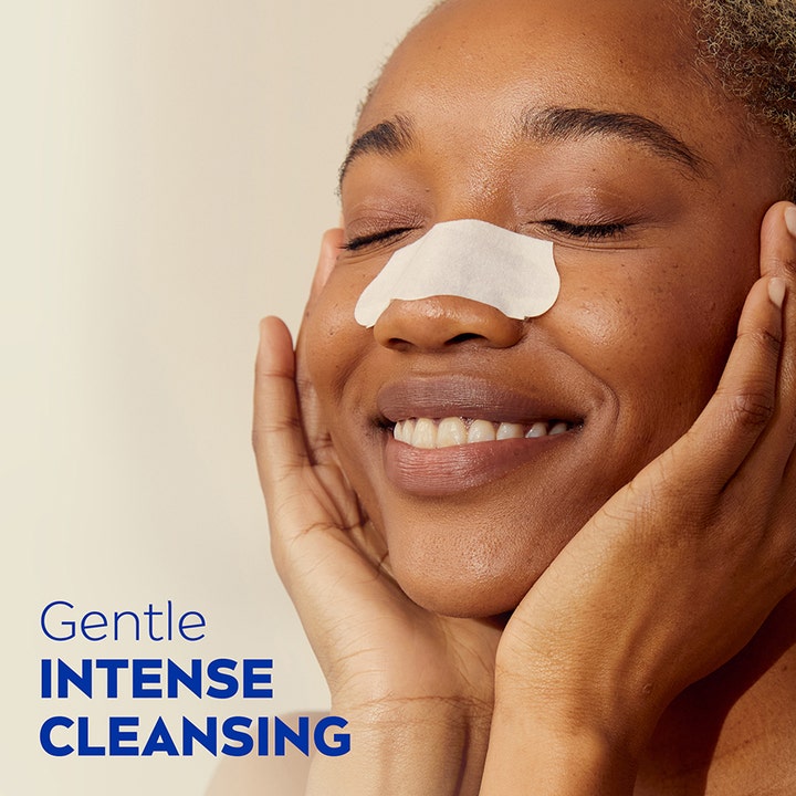 NIVEA Refining Clear-Up Strips 6 stk mod urenheder giver gentle intense cleansing vist som hvid strip på næsen.