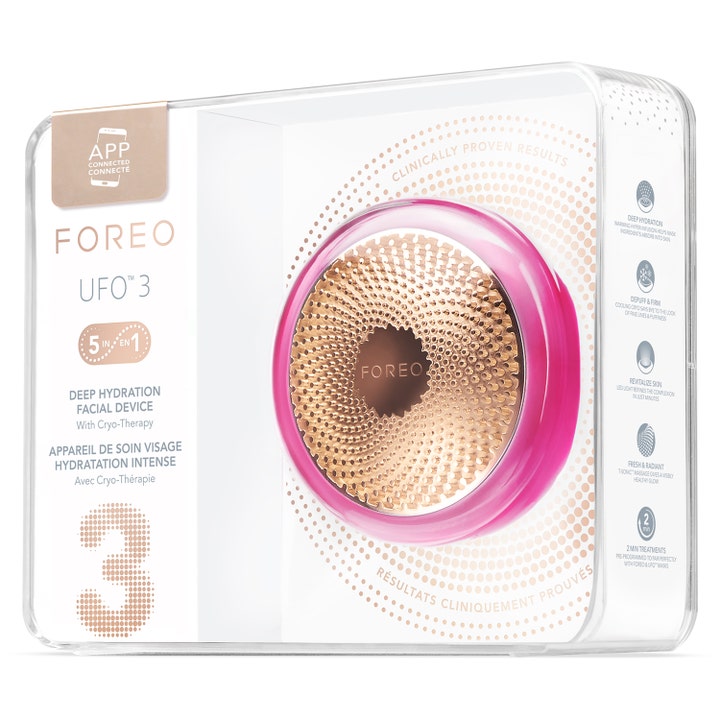 FOREO UFO™ 3 Fuchsia 1 stk fugtgivende ansigtsapparat i gennemsigtig æske med guld- og fuchsiafarvede detaljer.