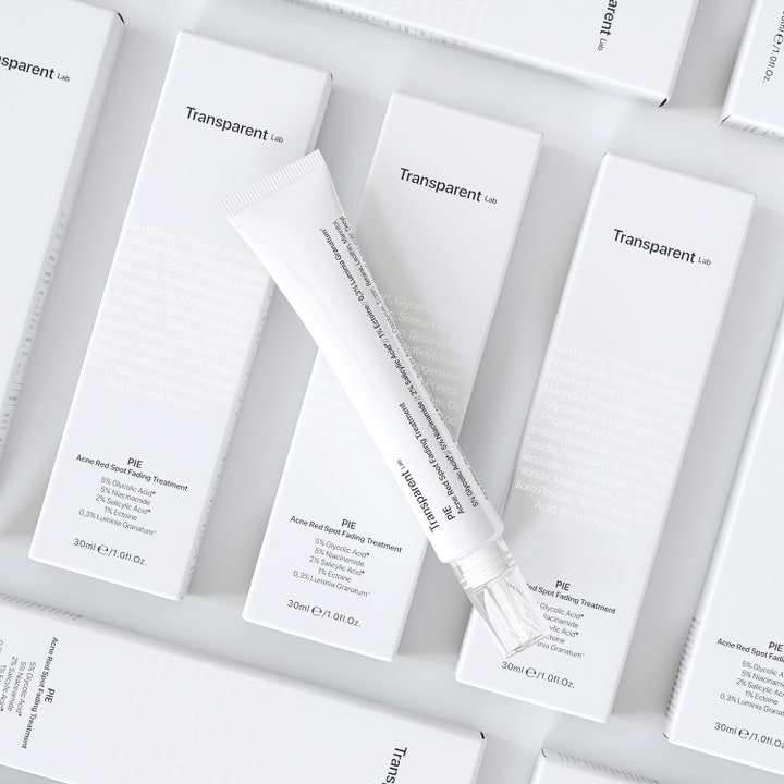 Niche Beauty Lab Transparent Lab P.I.E 30 ml spot treatment mod mærker i hvid tube med salicylsyre på hvide æsker