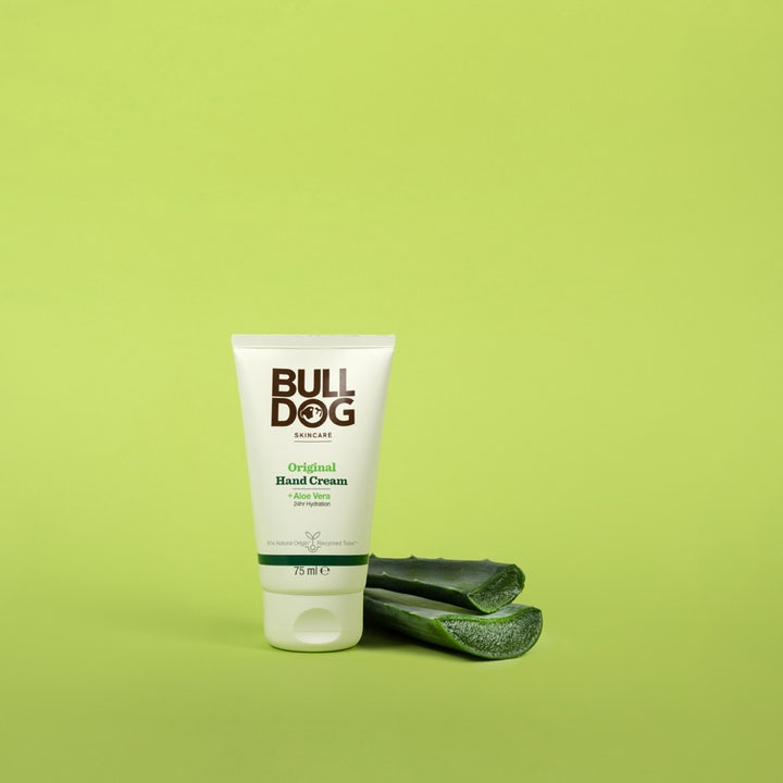 Bulldog Original Hand Cream 75 ml fugtgivende håndcreme med aloe vera i hvid tube på grøn baggrund