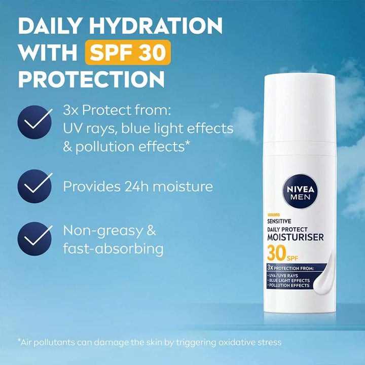 NIVEA MEN Sensitive Daily Protect Moisturiser 50 ml fugtgivende dagcreme med SPF 30 i hvid pumpeflaske mod blå himmel