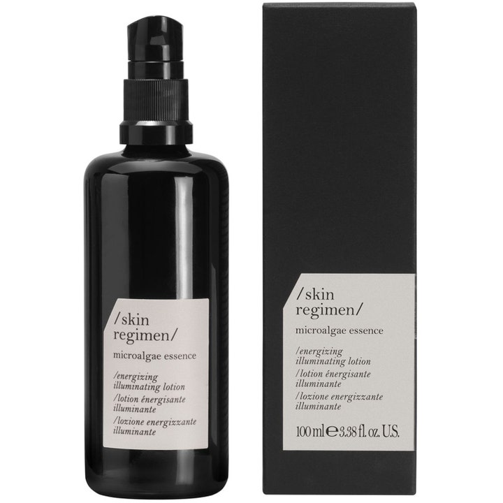 /skin regimen/ Microalgae Essence 100 ml energigivende lotion i mørk glasflaske med sort pumpe og æske.