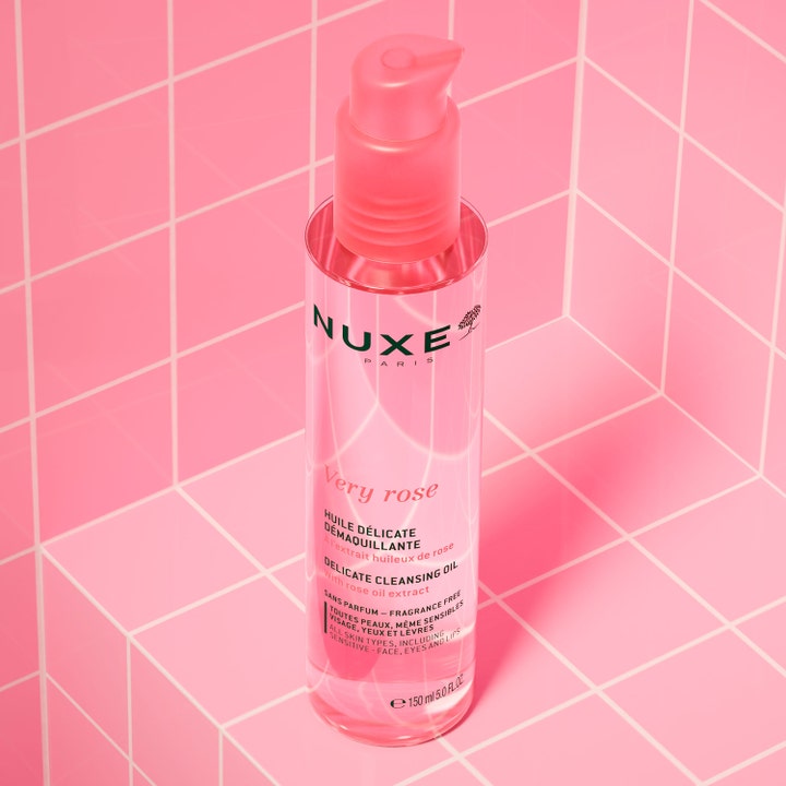 Nuxe Very Rose Cleansing Oil 150 ml ansigtsrens i gennemsigtig lyserød flaske foran flisevæg