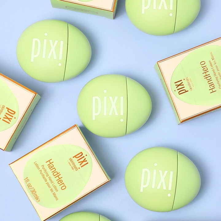 Pixi Hand Hero 30 ml rensende handkräm i lysegrønne ovale beholdere og matchende æsker på blå baggrund.
