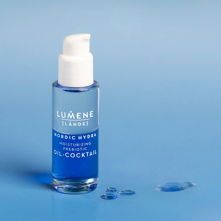Lumene Nordic Hydra Moisturizing Prebiotic Oil-Cocktail 30 ml fugtgivende ansigtsolie i blå glasflaske med hvid pumpe