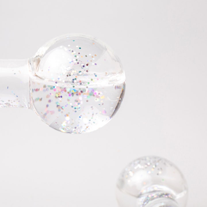 Sense of Youty Facial Cooling Globes kølende ansigtsværktøj med farverigt glimmer i gennemsigtige glaskugler.