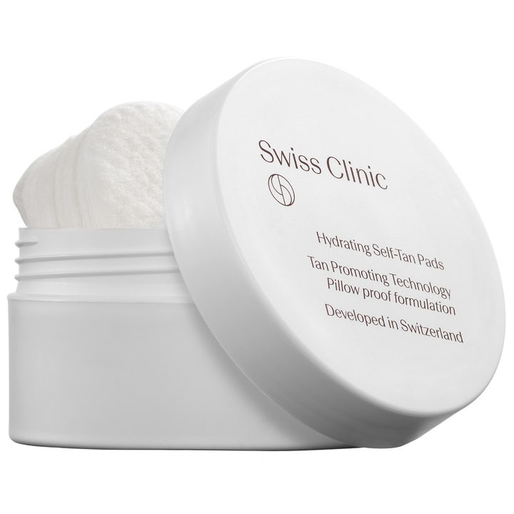 Swiss Clinic Hydrating Self-Tan Pads fugtgivende selvbruner pads i hvid plastkrukke med låget lænet op mod siden.