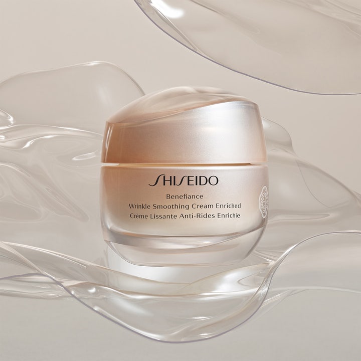 Shiseido Benefiance Wrinkle Smoothing Enriched Cream 50 ml dagcreme mod rynker i beige krukke med flydende elementer